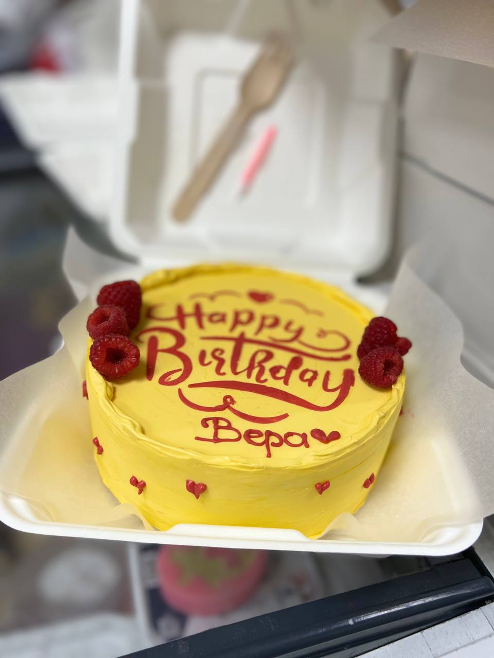 Надпись на бенто торт девушке. Бенто торт на день рождения. Бенто торт на день рожде. Бенто тортик с днем рождения. Bento тортики на день рождения.
